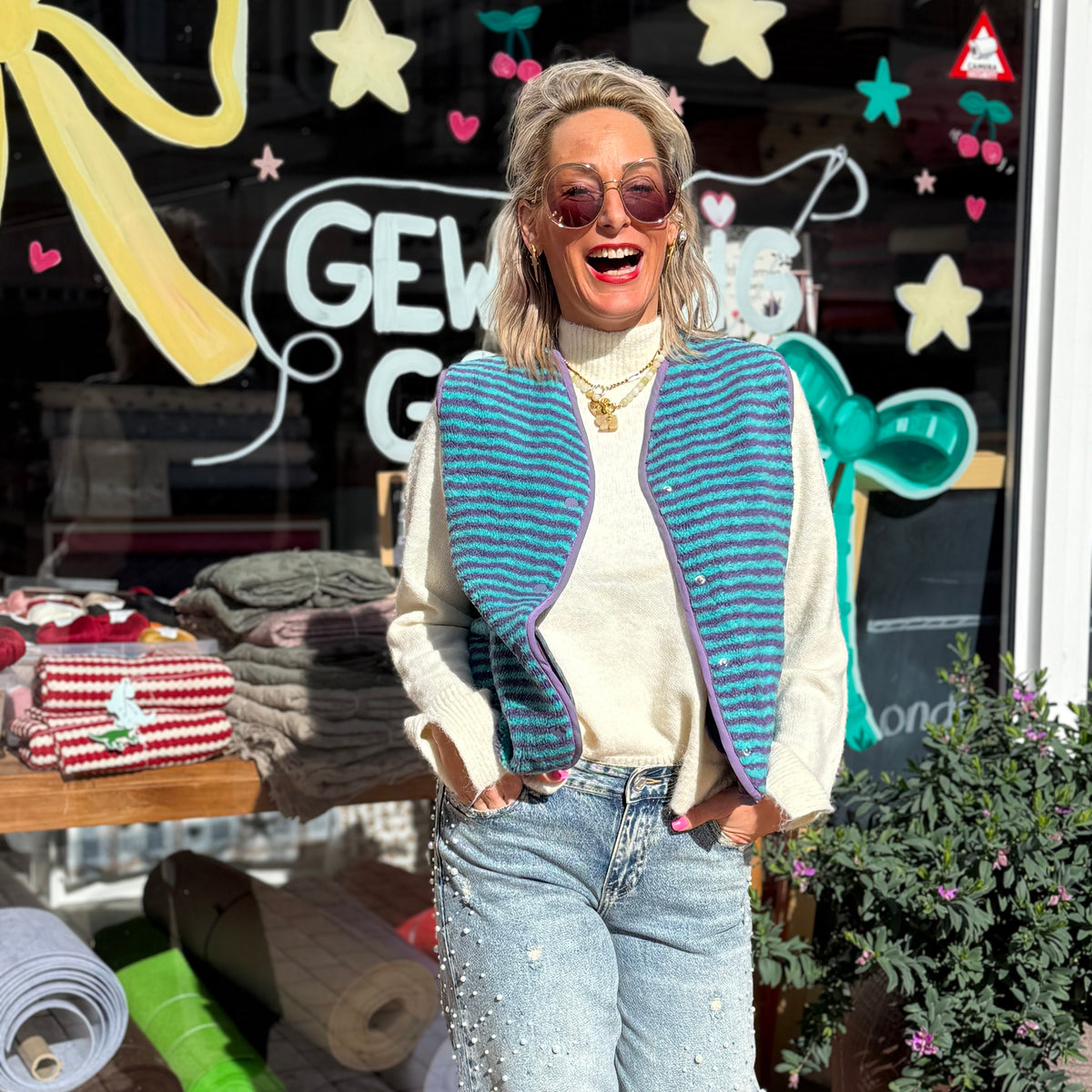 Blauw gestreept gilet en coltrui bij Le Sjop Bussum