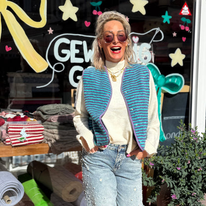 Blauw gestreept gilet en coltrui bij Le Sjop Bussum