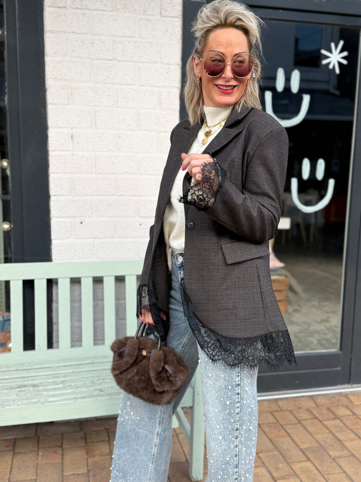 Grijze blazer en roze zonnebril bij Le Sjop Bussum