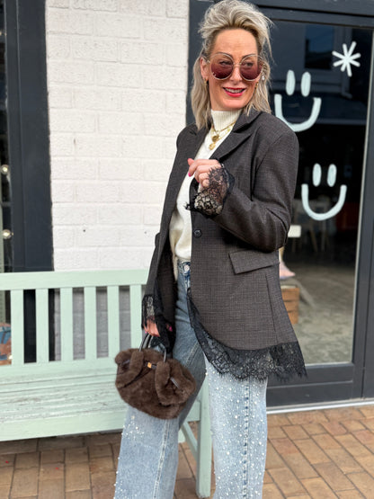 Grijze blazer en roze zonnebril bij Le Sjop Bussum